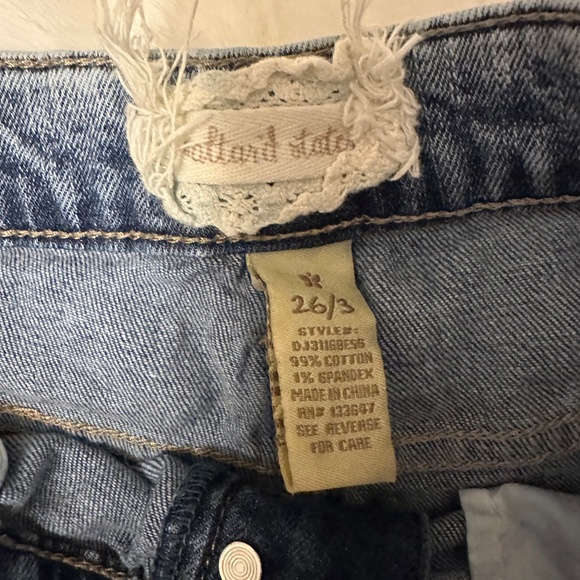Altar'd State Jean Shorts Size 26 - Picture 3 of 4